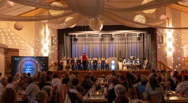 Festsaal mit Künstlern und Publikum