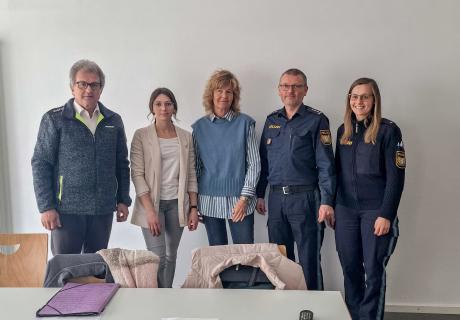 PI Furth im Wald , von links: Hermann Gammer, Sozialpädagoginen der Frauenberatungsstelle, Leiter der PI, EPHK Josef Weindl und Mitarbeiterin
