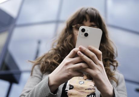 Frau hält Handy in der HAnd