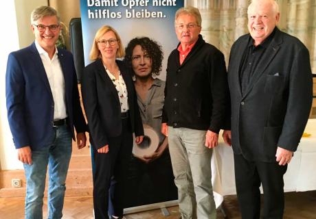 von links: Wolfgang Schwarz amtierender Landesvorsitzender, Doris Klingseisen amtierende Landesvorsitzende, Hermann Gammer Außenstelleneiter Cham und Regensburg, Klaus Kozuch ehemaliger Außenstellenleiter Cham