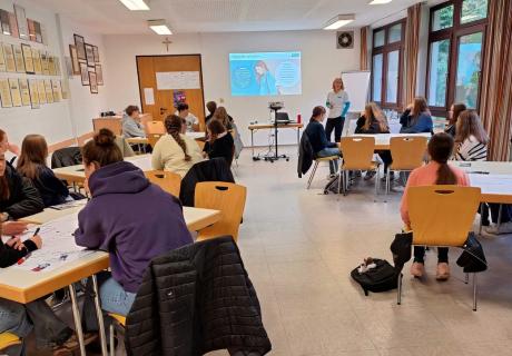  Doris Klingseisen, Präventionsbeauftrage für Bayern-Nord und MA der WR-Außenstelle Cham beim Vortrag und Gruppenarbeit mit einer Schülergruppe.